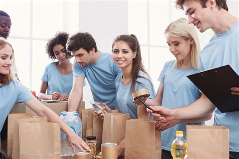 Why businesses should consider working with charities .